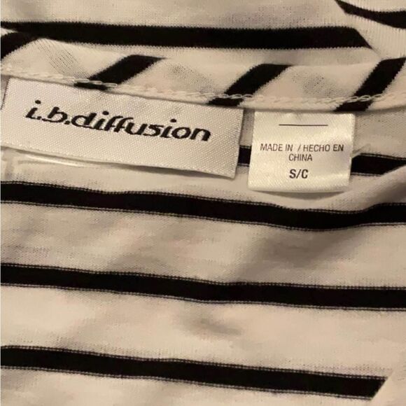 I.b.diffusion Woman’s Small Mrs. Claus Top - Picture 3 of 3